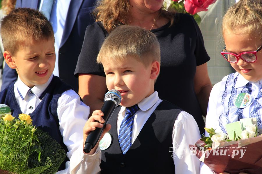 В Великих Луках торжественно встретили День знаний (ФОТО)