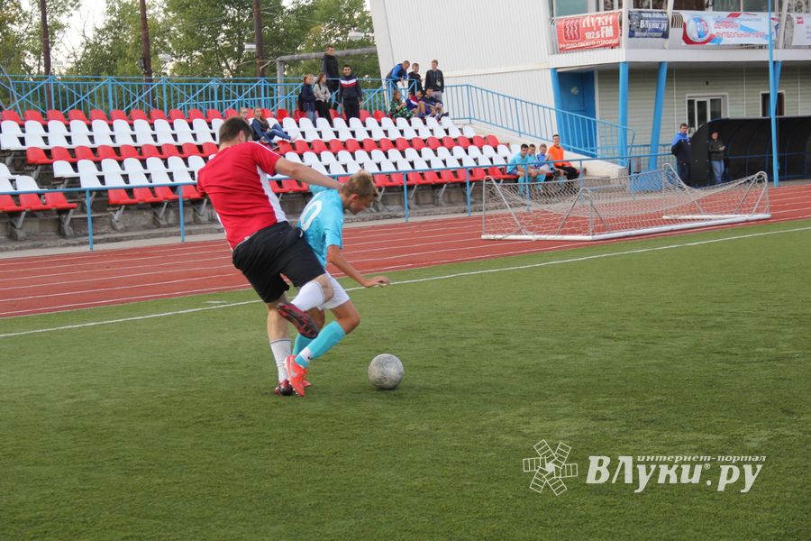 В минувшие выходные великолучане сыграли в футбол (фото)