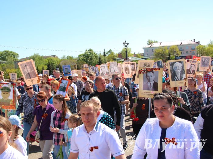По центральному проспекту Великих Лук прошёл  «Бессмертный полк» (0+) (ФОТО)