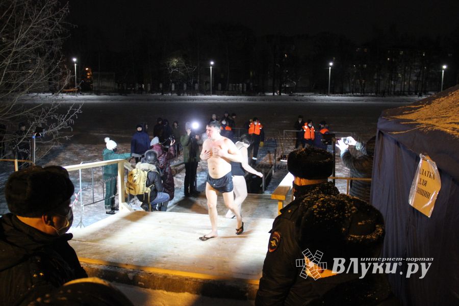 В Великих Луках проходят крещенские купания (ФОТО)