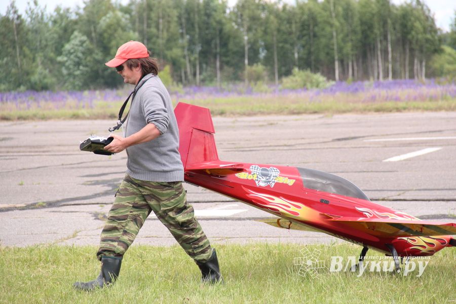 В Великих Луках проходит 7-й Фестиваль авиамодельного спорта (ФОТО)