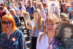 По центральному проспекту Великих Лук прошёл  «Бессмертный полк» (0+) (ФОТО)