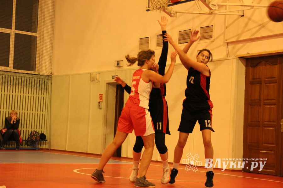 Великолукские баскетболистки борются за Кубок города (ФОТО)