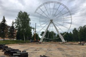 В Великих Луках убрали старое колесо обозрения (ФОТО)