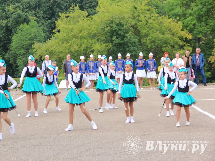 В Великих Луках проходит Международный фестиваль-конкурс среди мажореток и барабанщиц (ФОТО)