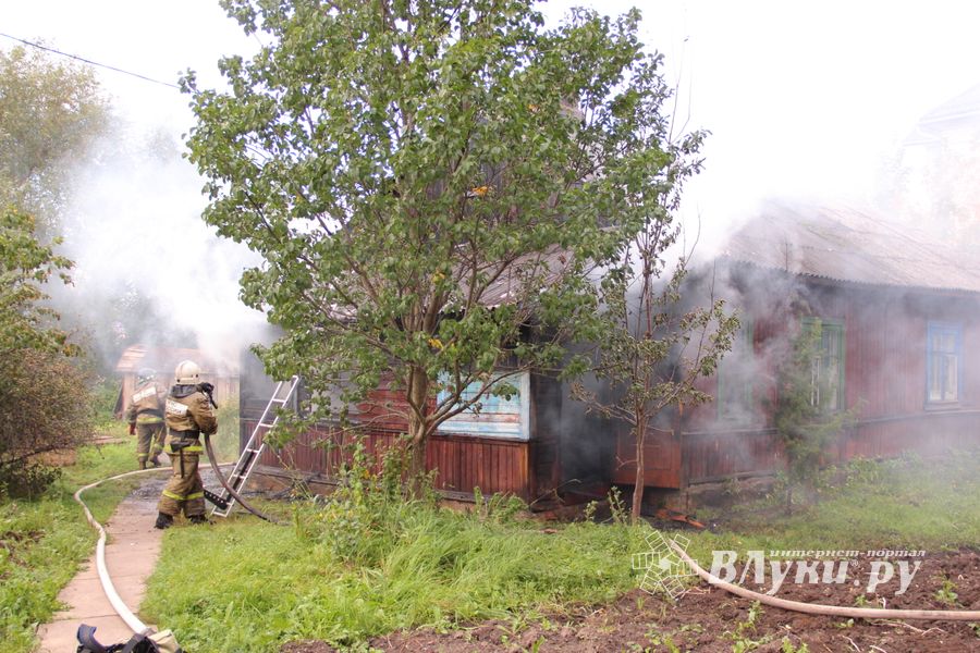 В Великих Луках пожарные тушат барак (ФОТО)
