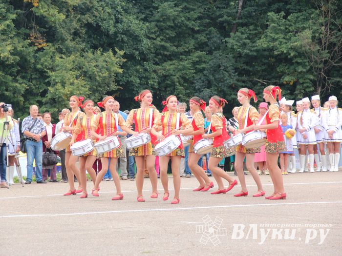 В Великих Луках проходит Международный фестиваль-конкурс среди мажореток и барабанщиц (ФОТО)