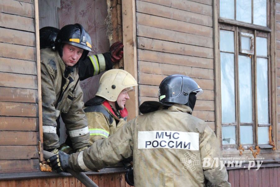 В Великих Луках на проспекте Гагарина горел барак (ФОТО)