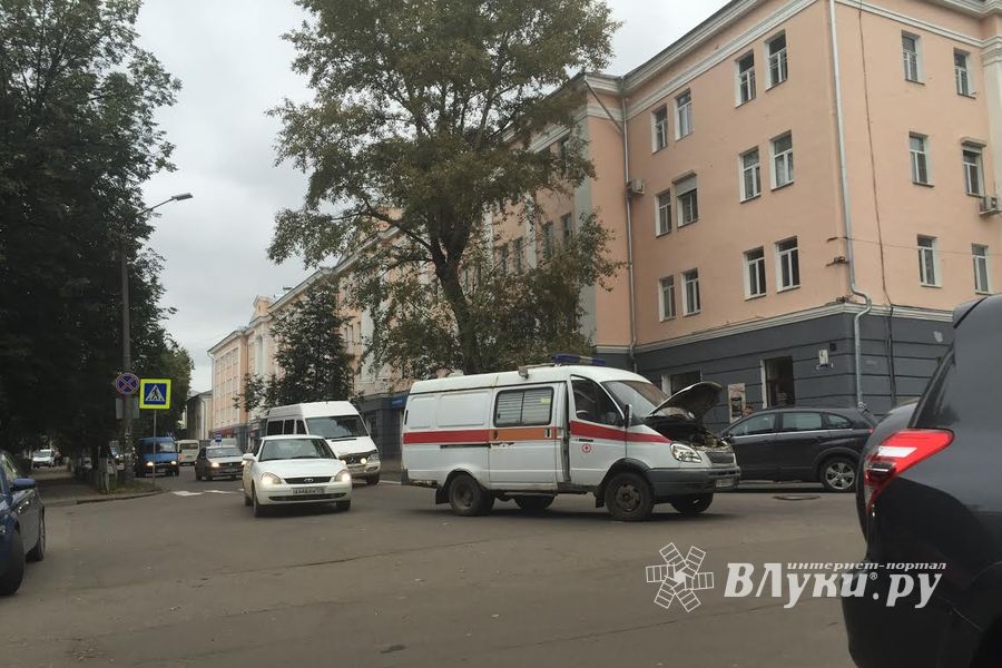 Фотофакт: В Великих Луках посреди дороги поломалась карета Скорой помощи