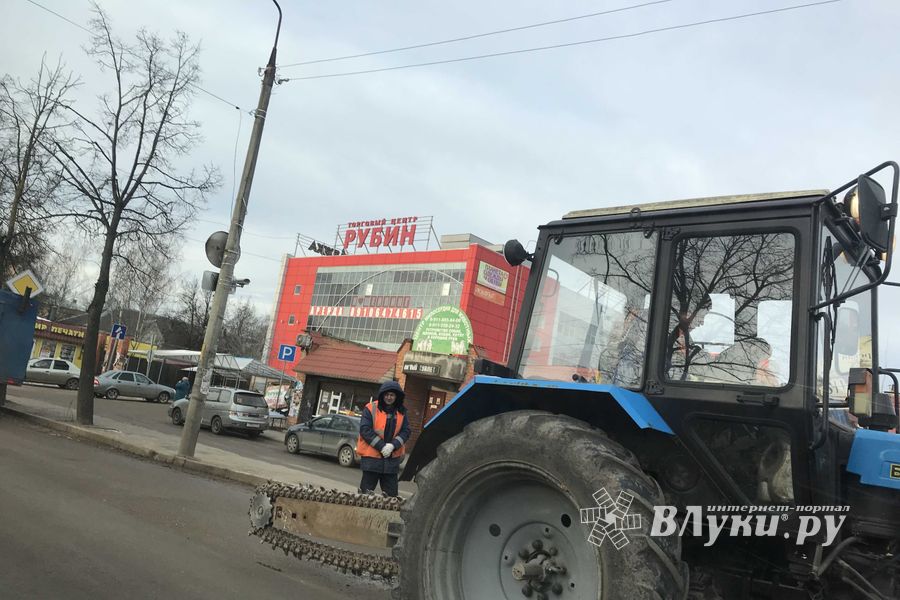 В районе Смоленского рынка устраняют прокол в коллекторе (ФОТО)
