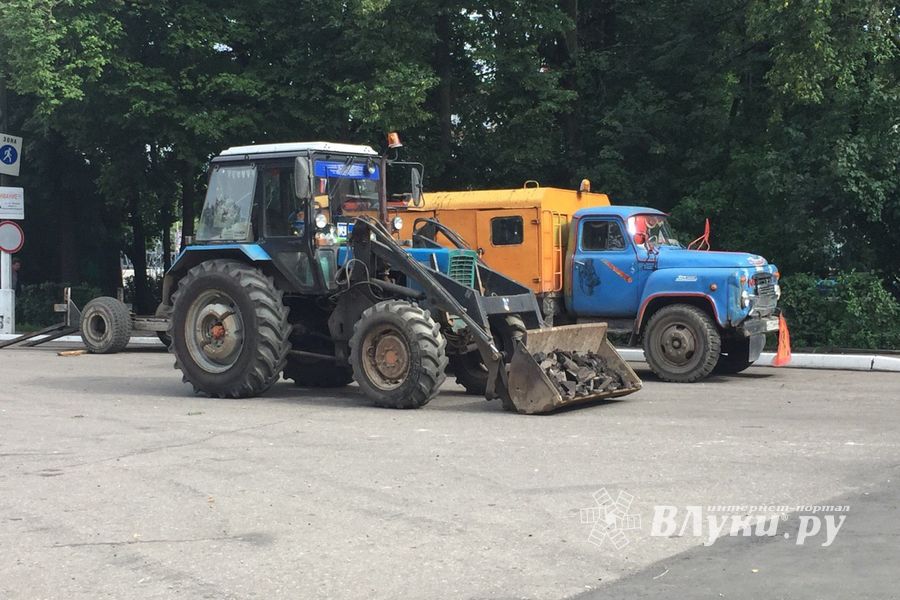 На ул. Некрасова в Великих Луках появился новый асфальт, на здании городской администрации — штукатурка (ФОТО)