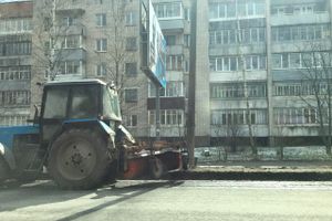 Фотофакт: в Великих Луках чистят обочины дорог 