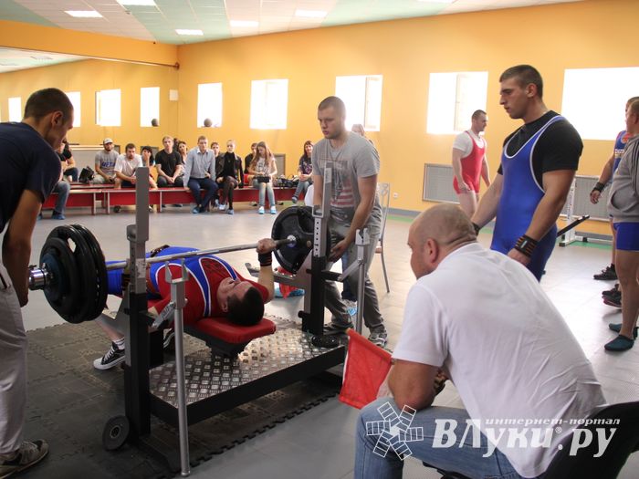 В Великих Луках прошел открытый городской турнир по пауэрлифтингу (фото)