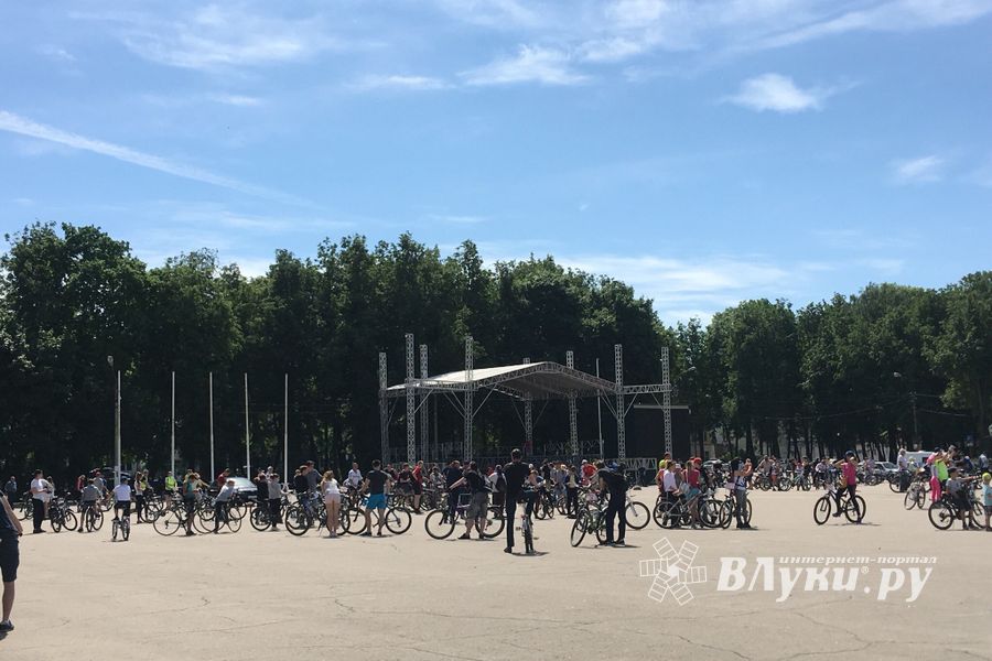 В Великих Луках прошел традиционный велопарад (ФОТО)