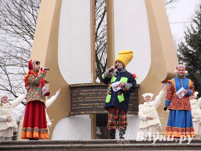В Великих Луках сожгли Масленицу (фото)