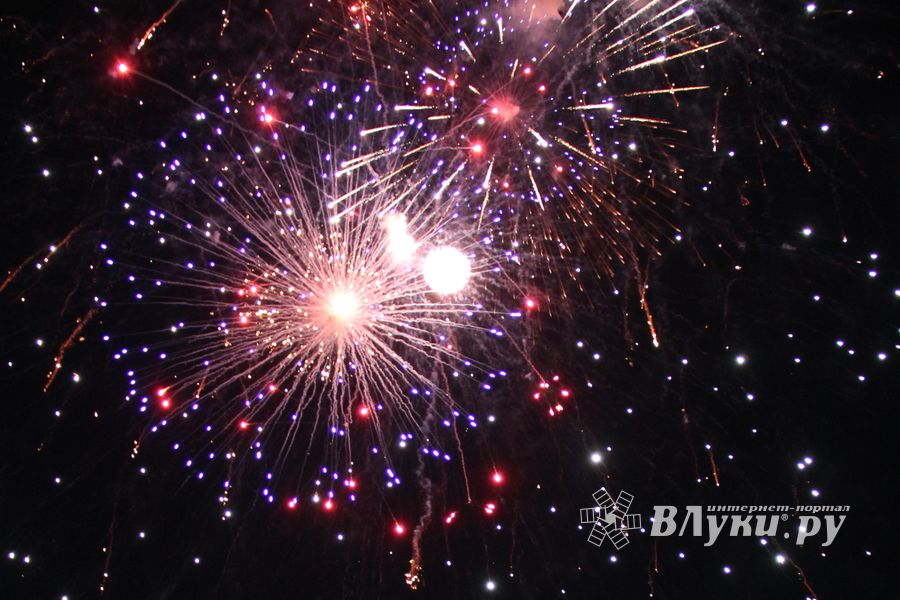 Праздничный салют в честь Дня города