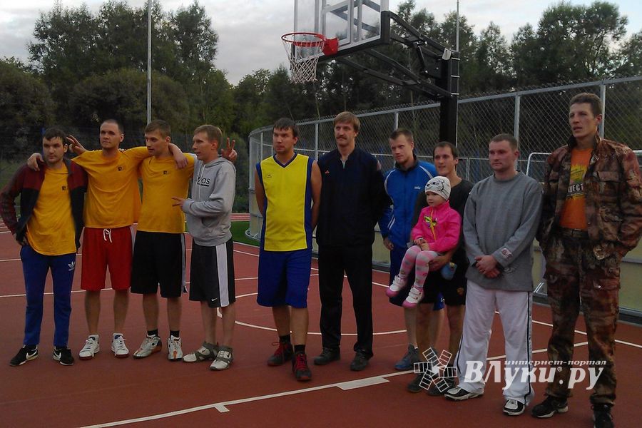 В Великих Луках состоялся турнир по стритболу (фото)