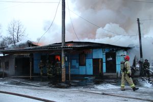 В Великих Луках горел автосервис (фото)