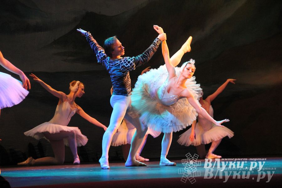 Московский театр «Корона Русского Балета» представил великолучанам балет «Лебединое озеро»