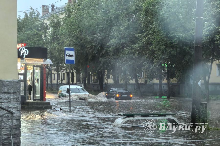 В Великих Луках ликвидируют подтопления от дождя (ФОТО)
