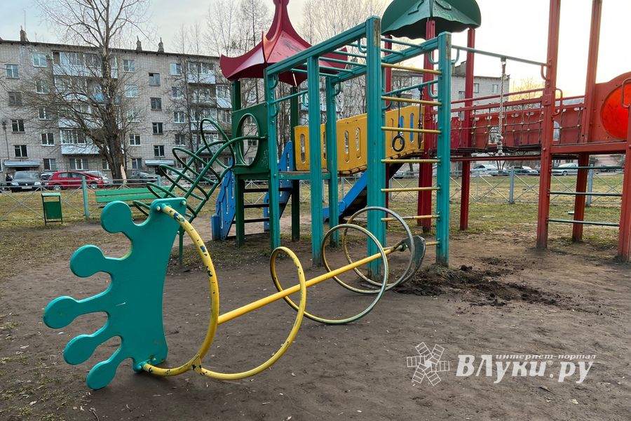 Великолучанка пожаловалась на аварийное состояние детской площадки