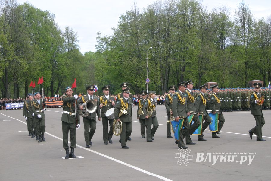 В Великих Луках прошел Военный парад