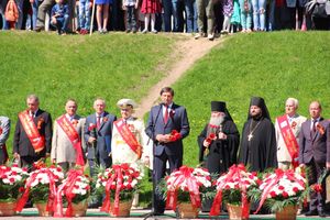 По центральному проспекту Великих Лук прошёл  «Бессмертный полк» (0+) (ФОТО)