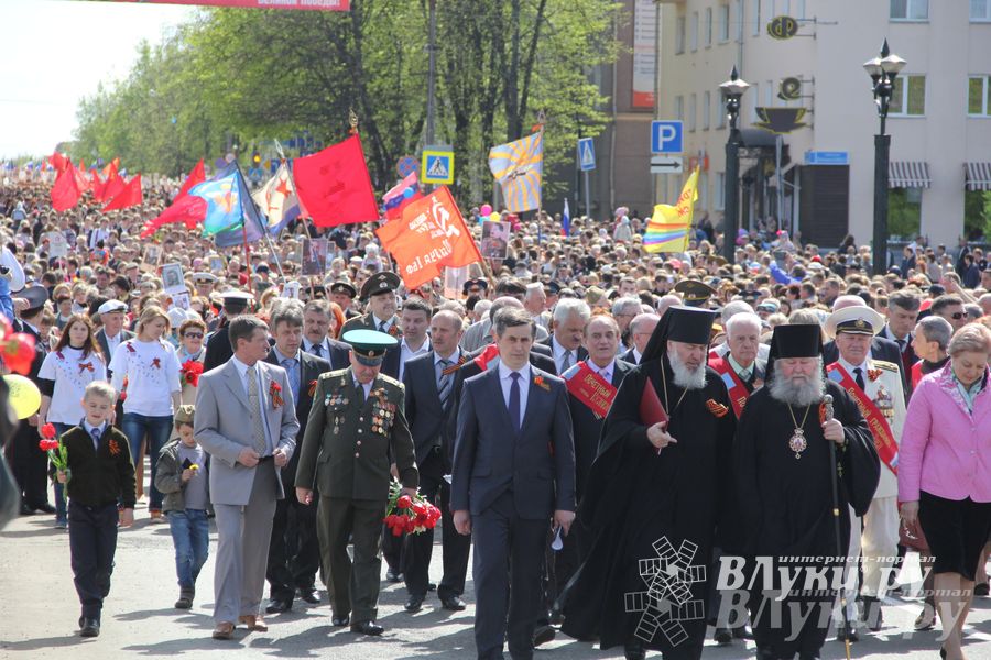 Парад Победы в Великих Луках (фото)