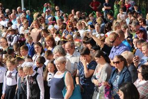 В Великих Луках торжественно встретили День знаний (ФОТО)