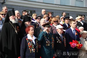 Парад Победы в Великих Луках (фото)