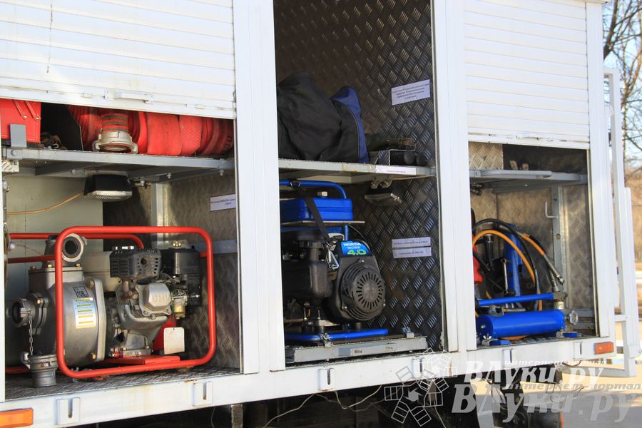 В центре Великих Лук спасатели продемонстрировали свою технику (ФОТО)