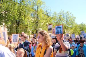 По центральному проспекту Великих Лук прошёл  «Бессмертный полк» (0+) (ФОТО)