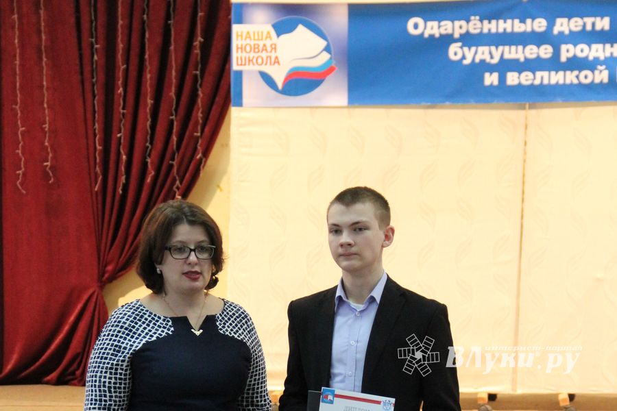 В Великих Луках наградили самых умных школьников 