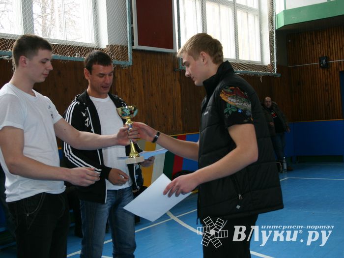 В соревнованиях по армрестлингу победили дети