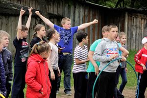 Ребята из пришкольных лагерей соревновались в «Весёлых стартах» (ФОТО)