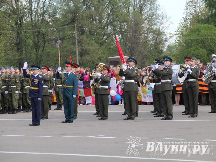 Парад Победы в Великих Луках (фото)