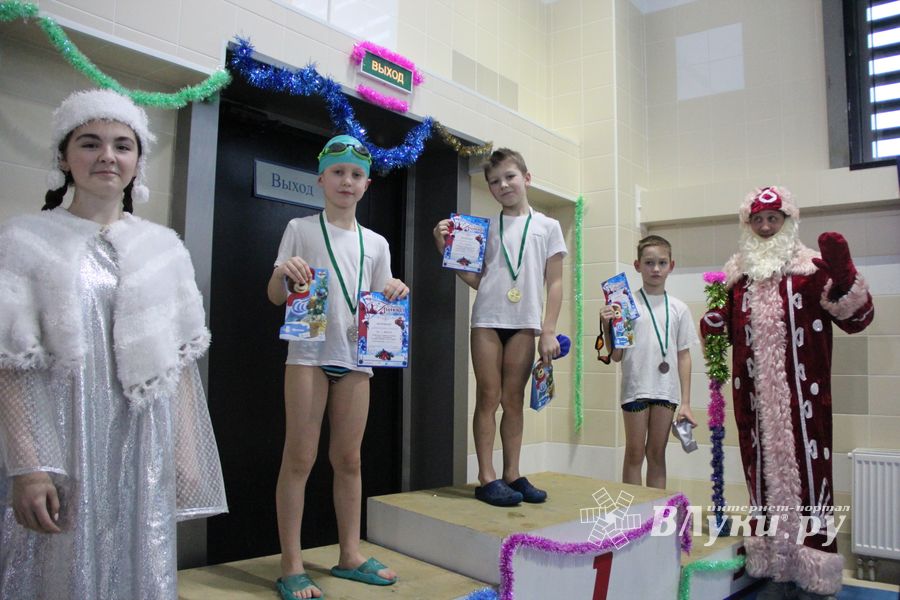 Соревнования по плаванию на призы Деда Мороза прошли в Великих Луках (ФОТО)