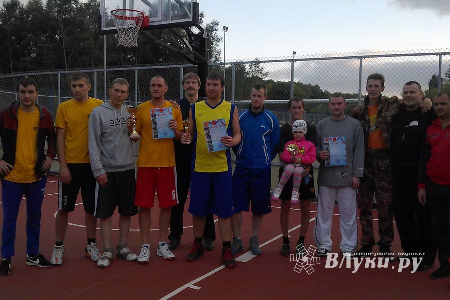 В Великих Луках состоялся турнир по стритболу (фото)