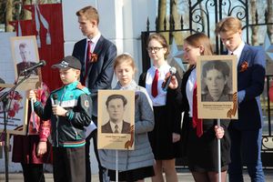 Ученики лицея №11 возложили цветы к могилам Братского кладбища (ФОТО)