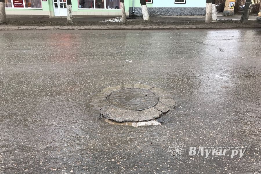 Великие Луки проваливаются в люки (ФОТО)