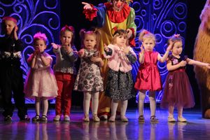 Юные артисты ГДК им. Ленина поздрвили пап с праздником (ФОТО)