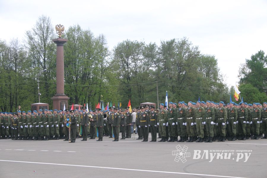 В Великих Луках прошел Военный парад