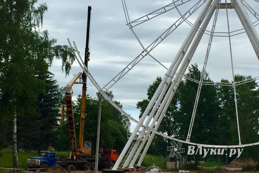 В Великих Луках убрали старое колесо обозрения (ФОТО)