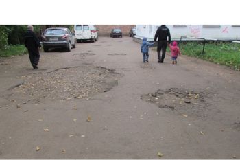 Великолучан ужасает качество дорожного покрытия на территории детской поликлиники №1 (фото)