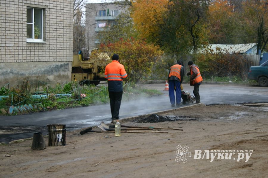 Глава администрации проследил за ходом ремонта дворовых территорий