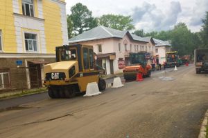Припаркованные у обочин автомобили вновь мешают ремонту дорог (ФОТО)