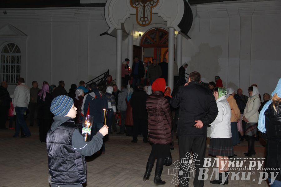 Крестным ходом встредили великолучане светлый праздник Пасхи