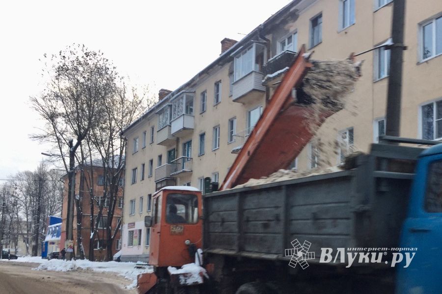На улицы Великих Лук вышли снегоуборочные машины (ФОТО)