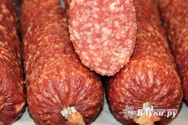 Опасный «мясной клей» обнаружили в сардельках и колбасе Великолукского мясокомбината