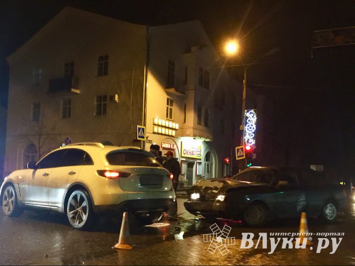 В Великих Луках произошло ДТП (ФОТО)